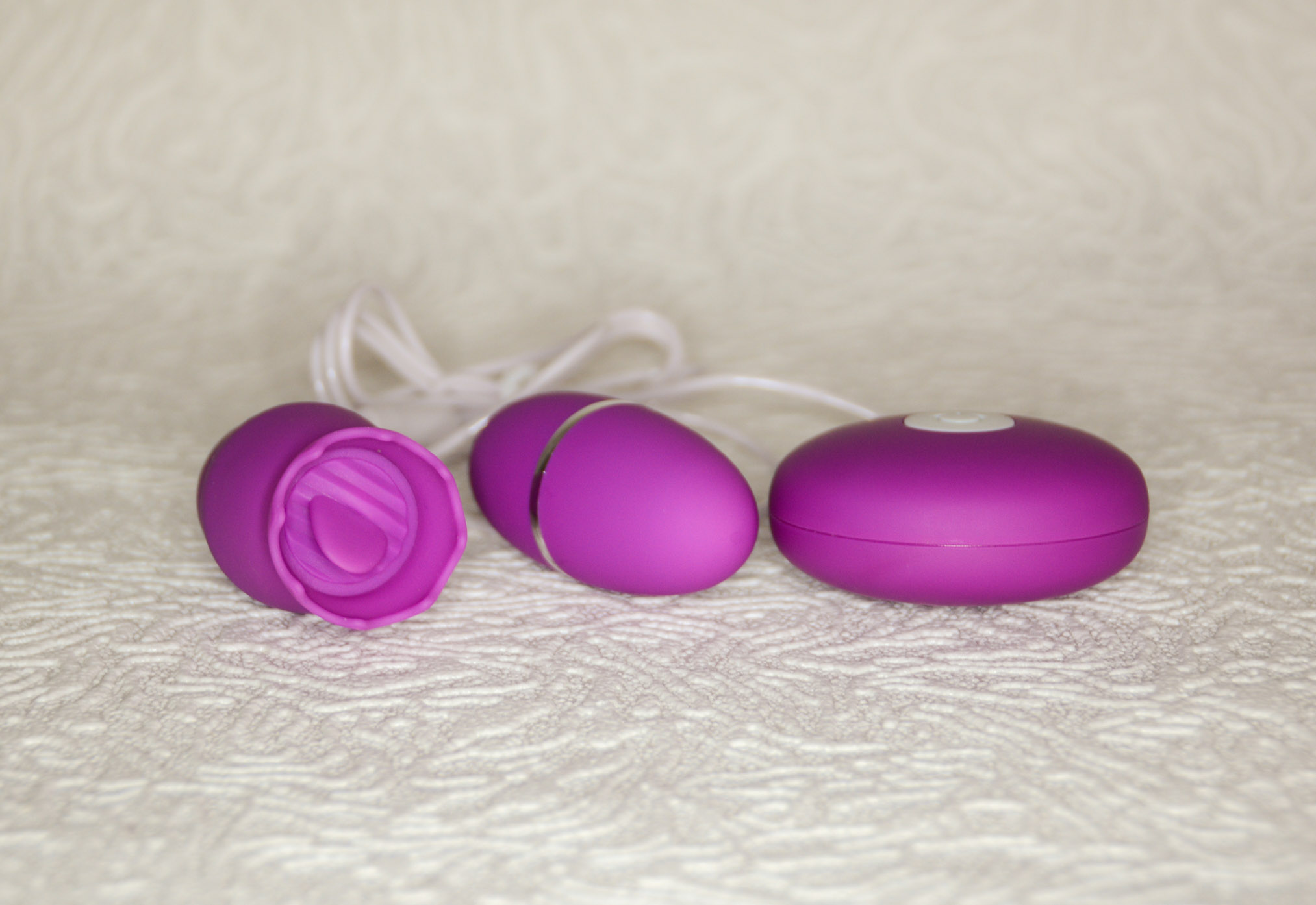 Tongue and Bullet Vibrator Review by LizX Frontal view of the tongue vibrator
