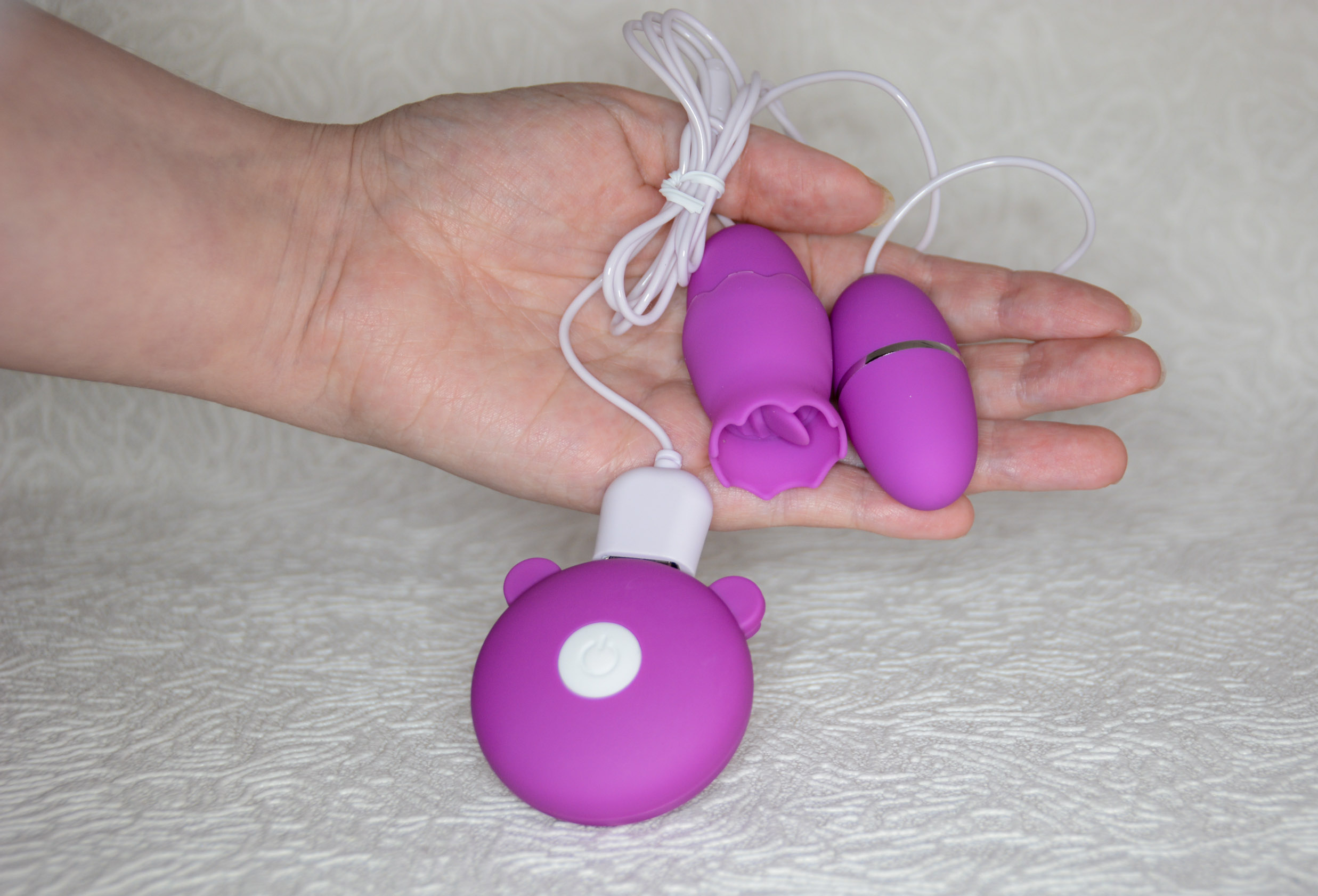 Tongue and Bullet Vibrator Review by LizX Shown in my hand