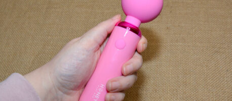 Review of the Pomi Wand Powerful Mini Vibrating Wand Massager Honey Play Box