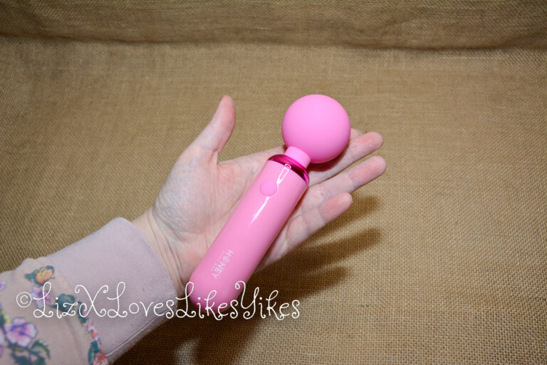 Review of the Pomi Wand Powerful Mini Vibrating Wand Massager Honey Play Box from Honeyplaybox.com Copyright Liz BlackX