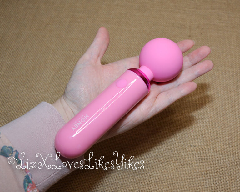 Review of the Pomi Wand Powerful Mini Vibrating Wand Massager Honey Play Box from Honeyplaybox.com Copyright Liz BlackX